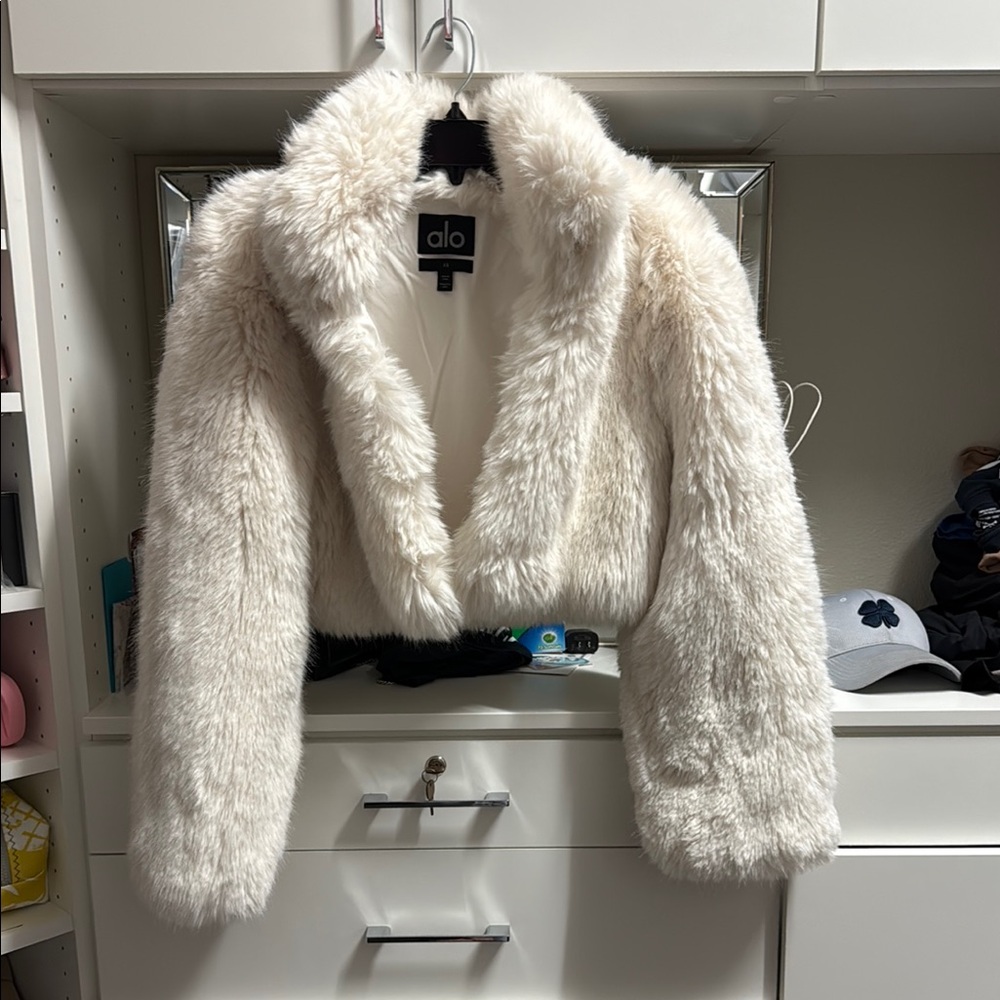 Alo opulent Faux Fur Cropped Jacket NEVER worn out just for photo shoot